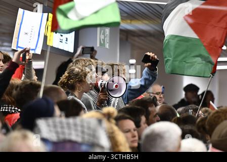 Zaventem, Belgien. Oktober 2025. Viele Menschen mit palästinensischer Flagge warten auf die Ankunft der Belgier bei der Rückkehr der Belgier, die Teil der Globalen Sumud-Flotte waren, nach Gaza am Dienstag, den 7. Oktober 2025, auf dem Brüsseler Flughafen in Zaventem. Diese wurden von Israel im Meer verhaftet und über Griechenland nach Belgien zurückgeschickt. BELGA PHOTO ERIC LALMAND Credit: Belga News Agency/Alamy Live News Stockfoto
