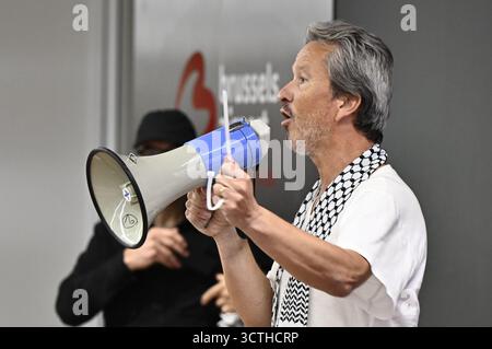 Zaventem, Belgien. Oktober 2025. Rechtsanwalt Alexis Deswaef hat sich in einem Pressesprecher über die Rückkehr der Belgier, die Teil der Global Sumud Flotilla waren, nach Gaza am Dienstag, den 7. Oktober 2025, auf dem Brüsseler Flughafen in Zaventem vorgestellt. Diese wurden von Israel im Meer verhaftet und über Griechenland nach Belgien zurückgeschickt. BELGA PHOTO ERIC LALMAND Credit: Belga News Agency/Alamy Live News Stockfoto