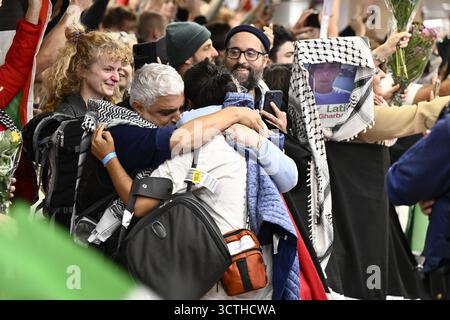 Zaventem, Belgien. Oktober 2025. Belgier, die Teil der Globalen Sumud-Flotte nach Gaza waren, kommen am Dienstag, den 7. Oktober 2025, am Brüsseler Flughafen in Zaventem an. Diese wurden von Israel im Meer verhaftet und über Griechenland nach Belgien zurückgeschickt. BELGA PHOTO ERIC LALMAND Credit: Belga News Agency/Alamy Live News Stockfoto