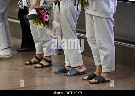 Zaventem, Belgien. Oktober 2025. Belgier, die Teil der Globalen Sumud-Flotte nach Gaza waren, kommen am Dienstag, den 7. Oktober 2025, am Brüsseler Flughafen in Zaventem an. Diese wurden von Israel im Meer verhaftet und über Griechenland nach Belgien zurückgeschickt. BELGA PHOTO ERIC LALMAND Credit: Belga News Agency/Alamy Live News Stockfoto