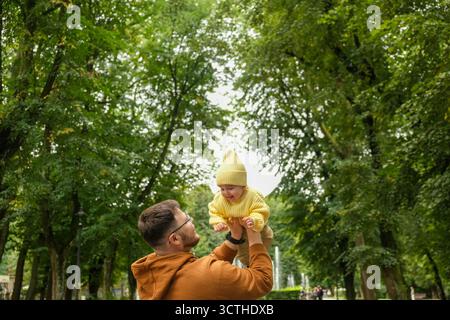 Vater und Baby genießen Park-Zeit Stockfoto