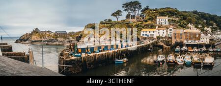 Fischerhafen und Hafenmauer. Polperro, Cornwall, England, Europa. Stockfoto