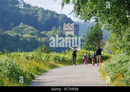Familienspaziergänge am sonnigen Tag entlang des Howden Reservoir, England Stockfoto
