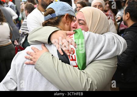 Zaventem, Belgien. Oktober 2025. Latifa Gharbaoui, dargestellt bei der Rückkehr der Belgier, die Teil der Globalen Summud-Flottille waren, nach Gaza am Dienstag, den 7. Oktober 2025, auf dem Brüsseler Flughafen in Zaventem. Sie wurden von Israel im Meer verhaftet und über Griechenland nach Belgien zurückgeschickt. BELGA PHOTO ERIC LALMAND Credit: Belga News Agency/Alamy Live News Stockfoto