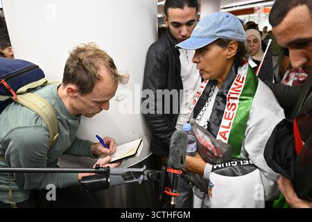 Zaventem, Belgien. Oktober 2025. Latifa Gharbaoui, dargestellt bei der Rückkehr der Belgier, die Teil der Globalen Summud-Flottille waren, nach Gaza am Dienstag, den 7. Oktober 2025, auf dem Brüsseler Flughafen in Zaventem. Sie wurden von Israel im Meer verhaftet und über Griechenland nach Belgien zurückgeschickt. BELGA PHOTO ERIC LALMAND Credit: Belga News Agency/Alamy Live News Stockfoto