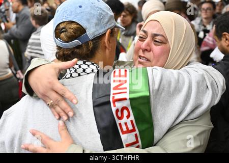 Zaventem, Belgien. Oktober 2025. Latifa Gharbaoui, dargestellt bei der Rückkehr der Belgier, die Teil der Globalen Summud-Flottille waren, nach Gaza am Dienstag, den 7. Oktober 2025, auf dem Brüsseler Flughafen in Zaventem. Sie wurden von Israel im Meer verhaftet und über Griechenland nach Belgien zurückgeschickt. BELGA PHOTO ERIC LALMAND Credit: Belga News Agency/Alamy Live News Stockfoto