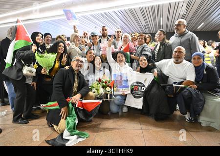 Zaventem, Belgien. Oktober 2025. Latifa Gharbaoui und ein Willkommenskomitee, das bei der Rückkehr der Belgier, die Teil der Globalen Summud-Flotte waren, nach Gaza am Dienstag, den 7. Oktober 2025, auf dem Brüsseler Flughafen in Zaventem gezeigt wurde. Sie wurden von Israel im Meer verhaftet und über Griechenland nach Belgien zurückgeschickt. BELGA PHOTO ERIC LALMAND Credit: Belga News Agency/Alamy Live News Stockfoto