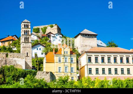 Panoramablick auf die Altstadt von Jajce, Kirchturm von St. Lukas und Festung, Bosnien und Herzegowina Stockfoto
