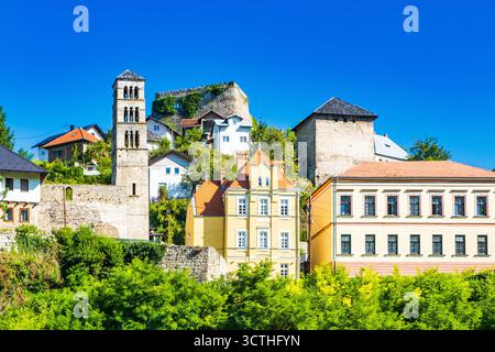 Panoramablick auf die Altstadt von Jajce, Kirchturm von St. Lukas und Festung, Bosnien und Herzegowina Stockfoto