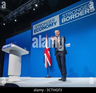Manchester, Großbritannien. Oktober 2025. Manchester, Großbritannien. Oktober 2025. Chris Philip Parlamentsabgeordneter Conservative Shadow Home Secretary spricht auf der MANCHESTER Conservative Conference, 2025 Bild: Garyrobertsphotography Credit: GaryRobertsphotography/Alamy Live News Stockfoto