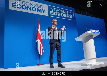 Manchester, Großbritannien. Oktober 2025. Manchester, Großbritannien. Oktober 2025. Chris Philip Parlamentsabgeordneter Conservative Shadow Home Secretary spricht auf der MANCHESTER Conservative Conference, 2025 Bild: Garyrobertsphotography Credit: GaryRobertsphotography/Alamy Live News Stockfoto
