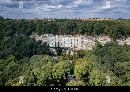 Drohnenfoto von Klippen mit dem orthodoxen Höhlenkloster Aladzha im Naturpark Golden Sands, Bulgarien Stockfoto