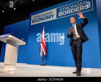 Manchester, Großbritannien. Oktober 2025. Manchester, Großbritannien. Oktober 2025. Chris Philip Parlamentsabgeordneter Conservative Shadow Home Secretary spricht auf der MANCHESTER Conservative Conference, 2025 Bild: Garyrobertsphotography Credit: GaryRobertsphotography/Alamy Live News Stockfoto