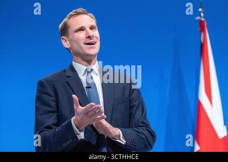 Manchester, Großbritannien. Oktober 2025. Manchester, Großbritannien. Oktober 2025. Chris Philip Parlamentsabgeordneter Conservative Shadow Home Secretary spricht auf der MANCHESTER Conservative Conference, 2025 Bild: Garyrobertsphotography Credit: GaryRobertsphotography/Alamy Live News Stockfoto
