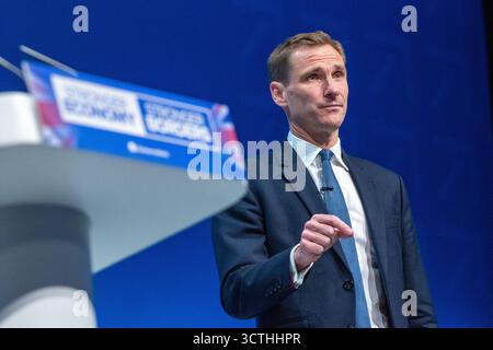 Manchester, Großbritannien. Oktober 2025. Manchester, Großbritannien. Oktober 2025. Chris Philip Parlamentsabgeordneter Conservative Shadow Home Secretary spricht auf der MANCHESTER Conservative Conference, 2025 Bild: Garyrobertsphotography Credit: GaryRobertsphotography/Alamy Live News Stockfoto