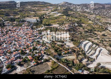 Omodos-Stadt in den Troodos-Bergen auf Zypern aus der Vogelperspektive Stockfoto