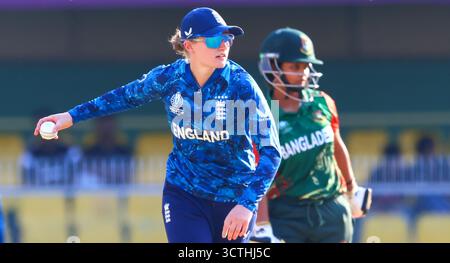 Guwahati, Indien. Oktober 2025. Charlie Dean of England während des ICC Frauen-WM-Spiels England Frauen gegen Bangladesch Frauen im ACA Barsapara Cricket Stadium, Guwahati, Assam/Indien, 7. Oktober 2025 (Foto: Shubhajit Roy Karmakar/News Images) in Guwahati, Indien am 7. Oktober 2025. (Foto: Shubhajit Roy Karmakar/News Images/SIPA USA) Credit: SIPA USA/Alamy Live News Stockfoto