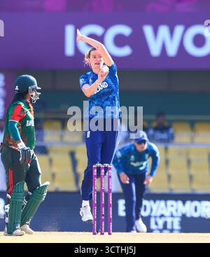 Guwahati, Indien. Oktober 2025. Lauren Bell von England während des ICC Frauen-Weltmeisterschaftsspiels England Frauen gegen Bangladesch Frauen im ACA Barsapara Cricket Stadium, Guwahati, Assam/Indien, 7. Oktober 2025 (Foto: Shubhajit Roy Karmakar/News Images) in Guwahati, Indien am 7. Oktober 2025. (Foto: Shubhajit Roy Karmakar/News Images/SIPA USA) Credit: SIPA USA/Alamy Live News Stockfoto