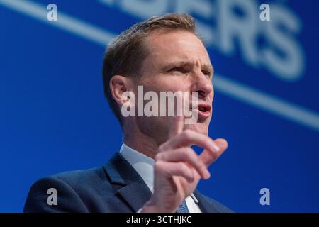 Manchester, Großbritannien. Oktober 2025. Manchester, Großbritannien. Oktober 2025. Chris Philip Parlamentsabgeordneter Conservative Shadow Home Secretary spricht auf der MANCHESTER Conservative Conference, 2025 Bild: Garyrobertsphotography Credit: GaryRobertsphotography/Alamy Live News Stockfoto