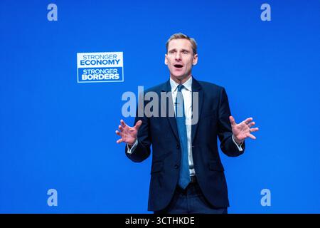 Manchester, Großbritannien. Oktober 2025. Manchester, Großbritannien. Oktober 2025. Chris Philip Parlamentsabgeordneter Conservative Shadow Home Secretary spricht auf der MANCHESTER Conservative Conference, 2025 Bild: Garyrobertsphotography Credit: GaryRobertsphotography/Alamy Live News Stockfoto