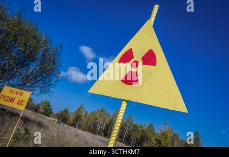Warnschild neben dem Roten Wald in der Tschernobyl-Sperrzone, Ukraine Stockfoto