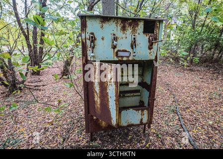Elektrobox neben dem verlassenen Radioökologielabor in der ehemaligen Fischfarm in der Tschernobyl-Ausschlusszone, Ukraine Stockfoto