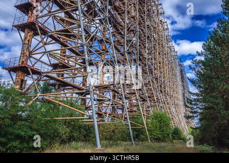 Ehemaliges sowjetisches Radar Duga in verlassener Militärbasis in der Tschernobyl-Ausschlusszone, Ukraine Stockfoto