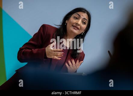 Berlin, Deutschland. Oktober 2025. Reem Alabali Radovan (SPD), Bundesminister für wirtschaftliche Zusammenarbeit und Entwicklung, spricht auf der Konferenz zur Neuausrichtung der Entwicklungspolitik. Quelle: Michael Kappeler/dpa/Alamy Live News Stockfoto