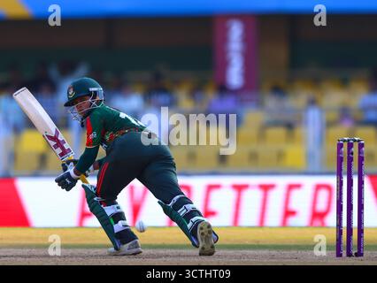 Guwahati, Indien. Oktober 2025. Shorna Akter aus Bangladesch während des ICC Frauen-Weltmeisterschaftsspiels England Frauen gegen Bangladesch Frauen im ACA Barsapara Cricket Stadium, Guwahati, Assam/Indien, 7. Oktober 2025 (Foto: Shubhajit Roy Karmakar/News Images) in Guwahati, Indien am 7. Oktober 2025. (Foto: Shubhajit Roy Karmakar/News Images/SIPA USA) Credit: SIPA USA/Alamy Live News Stockfoto