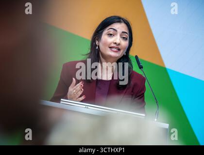 Berlin, Deutschland. Oktober 2025. Reem Alabali Radovan (SPD), Bundesminister für wirtschaftliche Zusammenarbeit und Entwicklung, spricht auf der Konferenz zur Neuausrichtung der Entwicklungspolitik. Quelle: Michael Kappeler/dpa/Alamy Live News Stockfoto