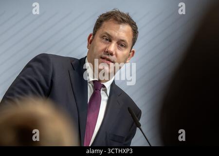 Berlin, Deutschland. Oktober 2025. Bundesfinanzminister Lars Klingbeil (SPD) spricht auf der Konferenz zur Neuausrichtung der Entwicklungspolitik. Quelle: Michael Kappeler/dpa/Alamy Live News Stockfoto