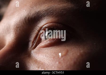 Nahaufnahme eines traurigen jungen Mannes, der weint Stockfoto