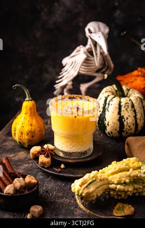 Trinken Sie im Herbst einen würzigen Kürbis-Smoothie Stockfoto