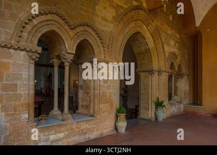 Fenster und Eingang im Kloster Santuario Santa Rita da Cascia, auch Chiesa di Sant'Agostino genannt, in Palermo, Sizilien, Italien. Norman-Araber aus dem 13. Jahrhundert Stockfoto