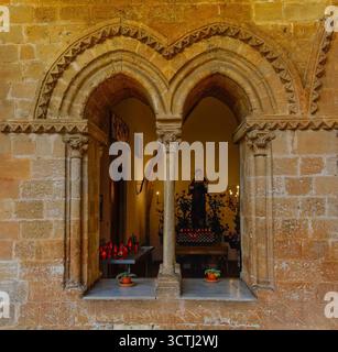 Fenster im Kreuzgang von Santuario Santa Rita da Cascia, auch Chiesa di Sant'Agostino genannt, in Palermo, Sizilien, Italien. Norman-Araber aus dem 13. Jahrhundert Stockfoto