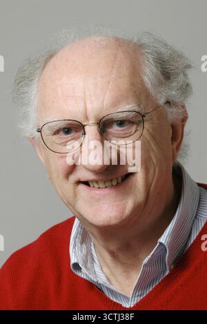 Washington, Usa. Dezember 2004. Die Königlich-Schwedische Akademie der Wissenschaften hat beschlossen, den Nobelpreis für Physik 2025 an John Clarke (im Bild), zusammen mit Michel H. Devoret und John M. Martinis zu vergeben, „für die Entdeckung makroskopischer quantenmechanischer Tunnelung und Energienozisierung in einem elektrischen Stromkreis“. Ihre Experimente auf einem Chip zeigten die Quantenphysik in Aktion. Foto mit freundlicher Genehmigung von UC Berkley/UPI Credit: UPI/Alamy Live News Stockfoto