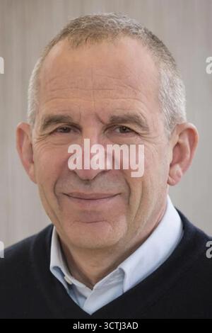 Washington, Usa. Oktober 2025. Die Königlich Schwedische Akademie der Wissenschaften hat beschlossen, den Nobelpreis für Physik 2025 an Michel H. Devoret (im Bild), zusammen mit John Clarke und John M. Martinis, „für die Entdeckung des makroskopischen quantenmechanischen Tunnelbaus und der Energiemenge in einem elektrischen Stromkreis“ zu vergeben. Ihre Experimente auf einem Chip zeigten die Quantenphysik in Aktion. Foto mit freundlicher Genehmigung der Yale University/UPI Credit: UPI/Alamy Live News Stockfoto