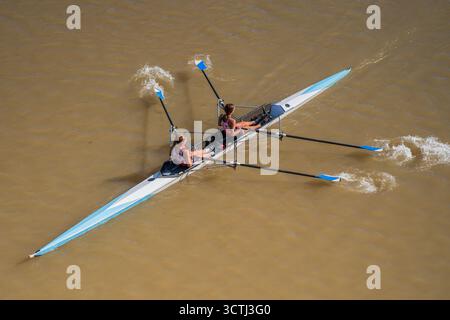 Doppel-Scull-Kanu im Ebro-Fluss, Saragoza, Spanien Stockfoto