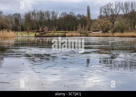 Teich im Szczesliwice Park im Bezirk Ochota der Stadt Warschau in Polen Stockfoto