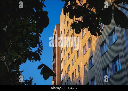 Gelbe Fassade des Wohngebäudes in Warschau, Polen Stockfoto