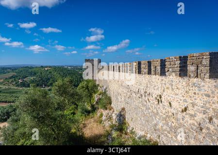 Burgmauer und Turm in Obidos Stadt, Region Oeste, Bezirk Leiria in Portugal Stockfoto