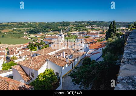 Blick von der Burgmauer in Obidos Stadt, Region Oeste, Bezirk Leiria in Portugal. Die Kirche Santa Maria in der Mitte Stockfoto