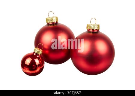 Drei rote weihnachtskugeln Dekoration isoliert auf weiß Stockfoto