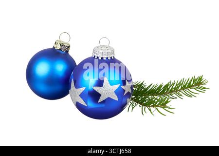 Zwei dunkelblaue weihnachtskugeln mit Tannenzweig-Dekoration isoliert Stockfoto