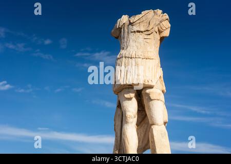 Statue des römischen Generals Gaius Billienus in der Stoa von Antigonos auf der Insel Delos, Griechenland Stockfoto