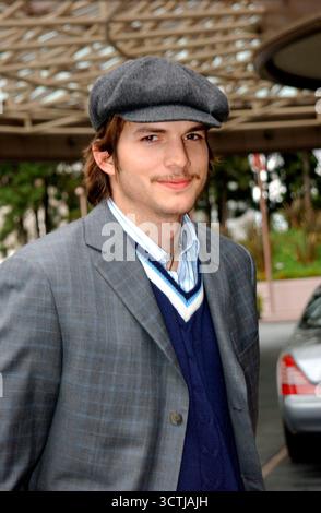 Ashton Kutcher auf einer Pressekonferenz für den Schmetterlingseffekt. Hotel St Regis, Los Angeles, 22. Februar 2004 Stockfoto