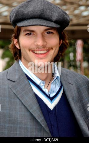 Ashton Kutcher auf einer Pressekonferenz für den Schmetterlingseffekt. Hotel St Regis, Los Angeles, 22. Februar 2004 Stockfoto