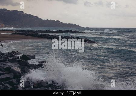 Ionisches Meer in Giardini Naxos in der Metropolitanstadt Messina auf der Insel Sizilien, Italien. Taormina Stadt im Hintergrund Stockfoto