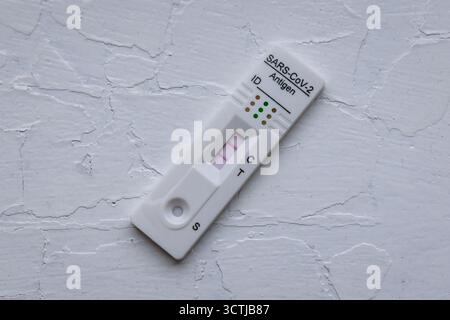 Nahaufnahme des Antigen-Schnelltests mit positivem Ergebnis bedeutet, dass eine SARS-CoV-2-Infektion vorliegt Stockfoto