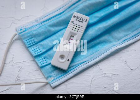 SARS-CoV-2-Antigen-Schnelltest mit zwei farbigen Linien - positives Ergebnis einer Coronavirus-Infektion Stockfoto